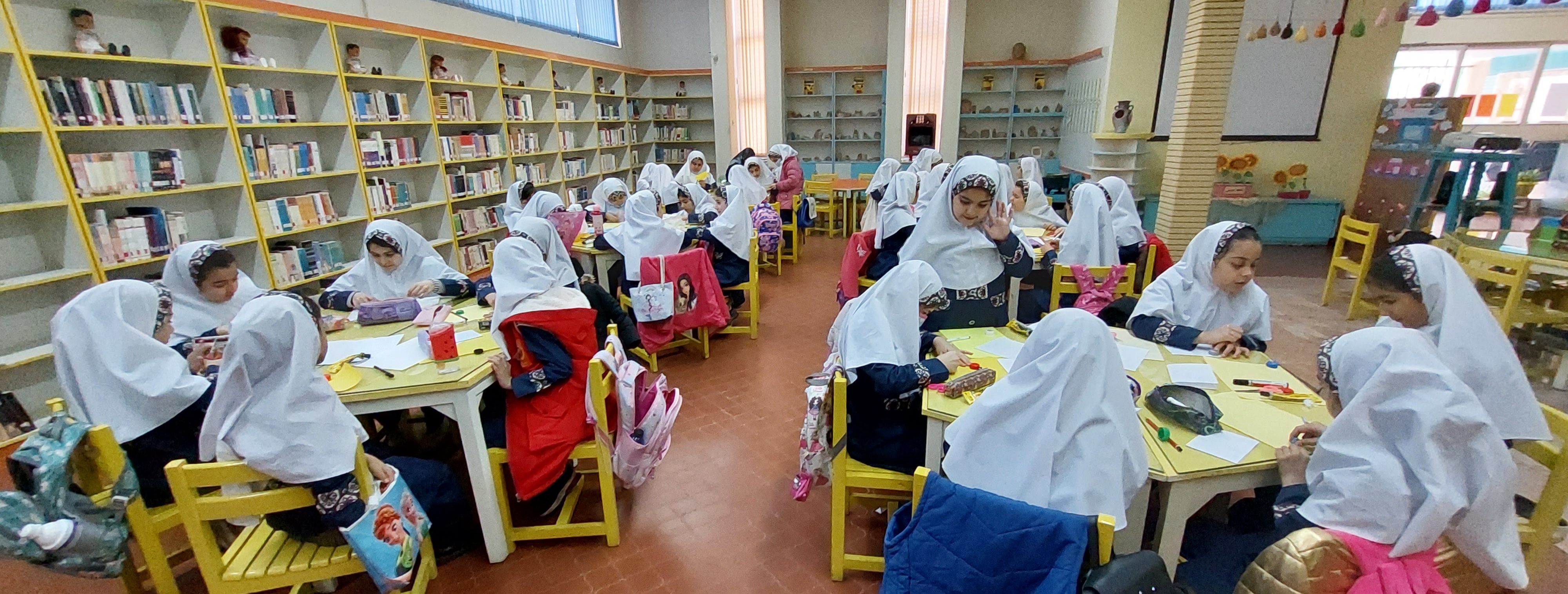 زنبور عسل همراه برنامههای  هفته پژوهش مرکز فرهنگی هنری شماره ۱۴