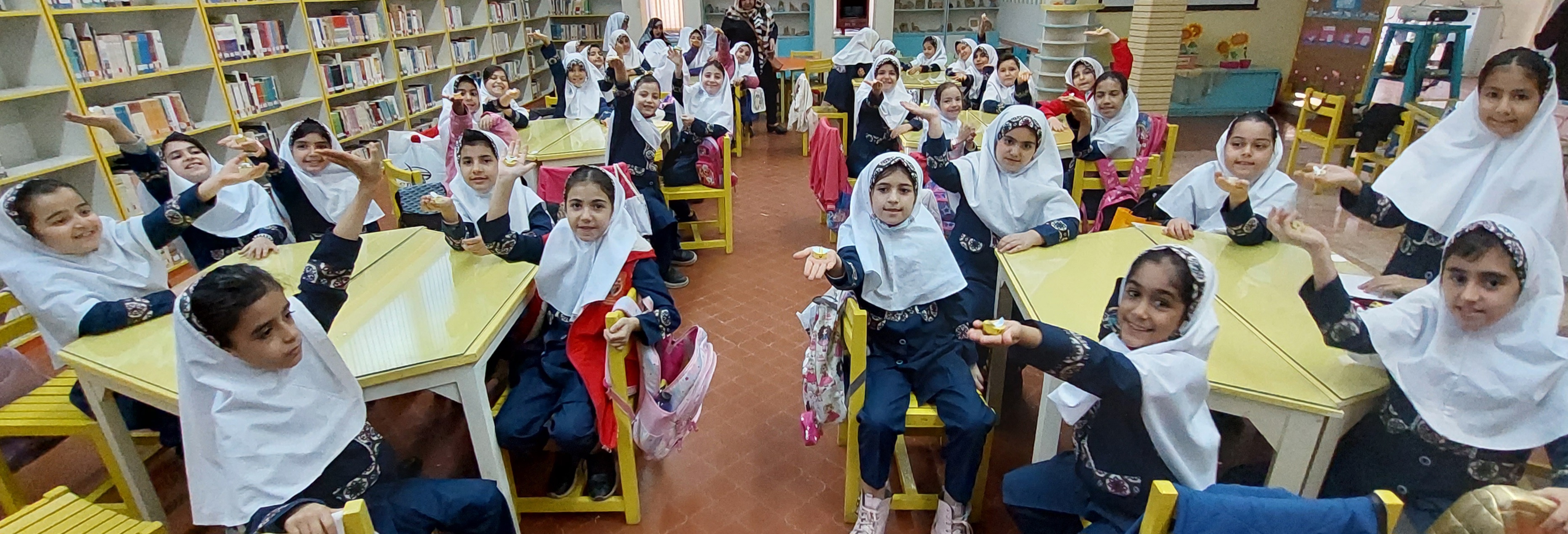 زنبور عسل همراه برنامههای  هفته پژوهش مرکز فرهنگی هنری شماره ۱۴