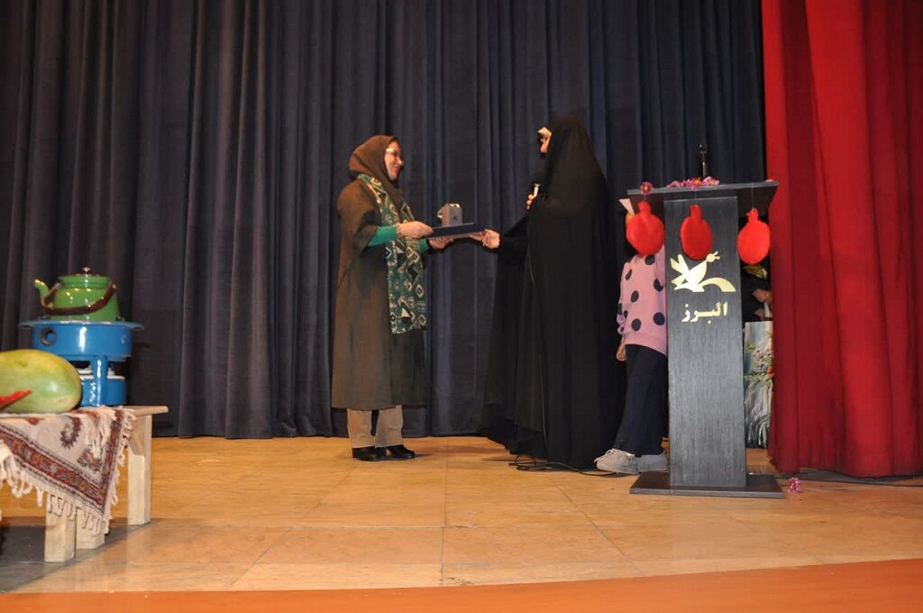 تجلیل از کارشناس فرهنگی کانون البرز