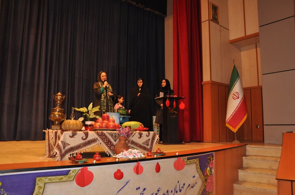 تجلیل از کارشناس فرهنگی کانون البرز