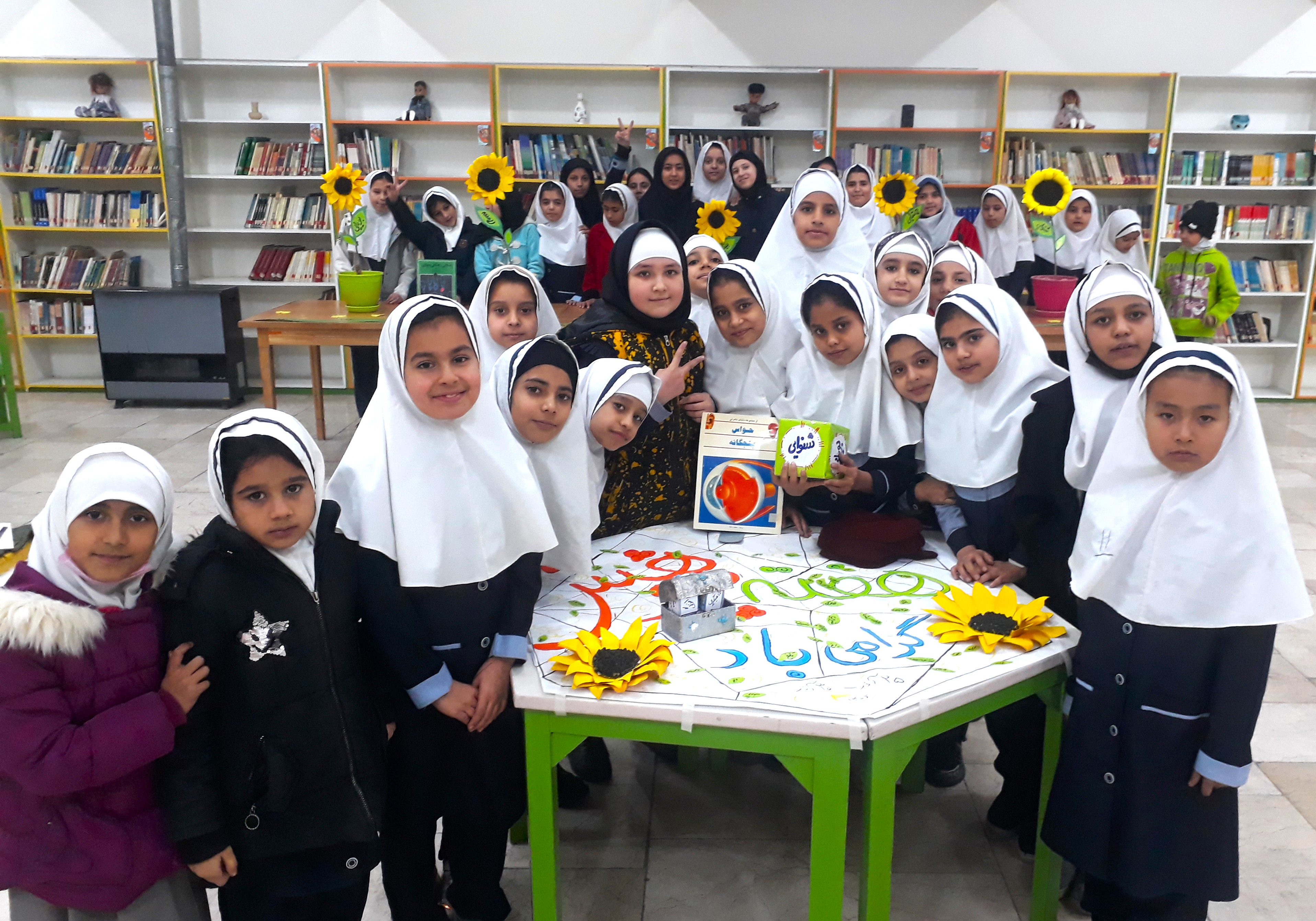 با گلدانهای آفتابگردان