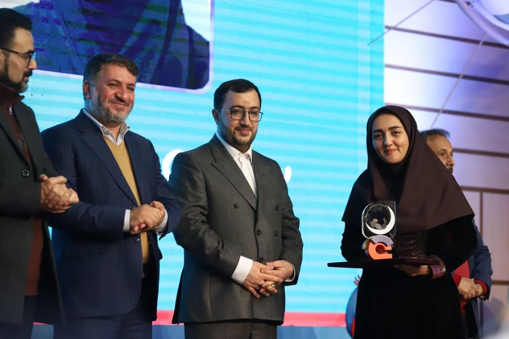 جایزه ویژه سردار سلیمانی در بیستوپنجمین جشنواره بینالمللی قصهگویی به قصهگوی آذربایجان شرقی رسید