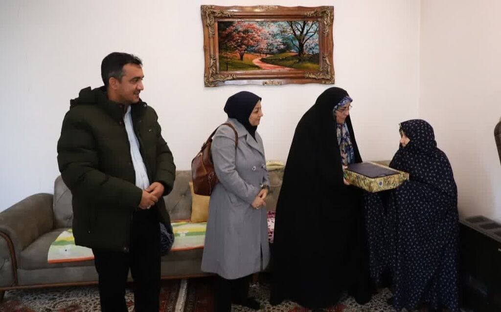 دیدار مدیرکل کانون پرورش فکری کودکان و نوجوانان استان آذربایجان غربی با مادر شهید علیرضا تیموری 