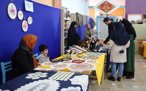 گزارش تصویری افتتاح و آغاز به کار نخستین نمایشگاه «دستان هنرمند مادر»در مرکز مجتمع کانون قزوین