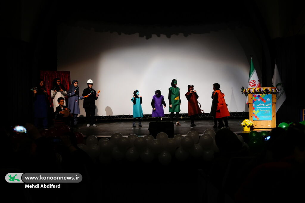 آیین رونمایی از مجموعه عروسکهای انگشتیِ جدید کانون «موش کوچولوها» از مجموعه عروسک، شعر، نمایش «بازی با انگشتها»