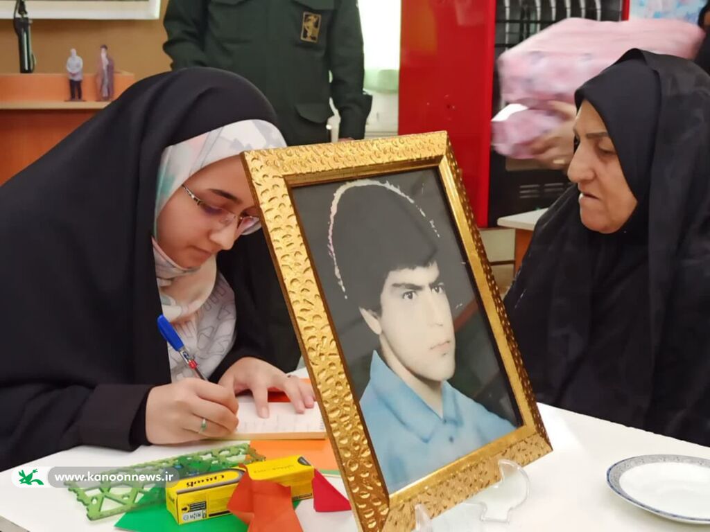 تجلیل از مادران و همسران شهدا در کانون آزادشهر