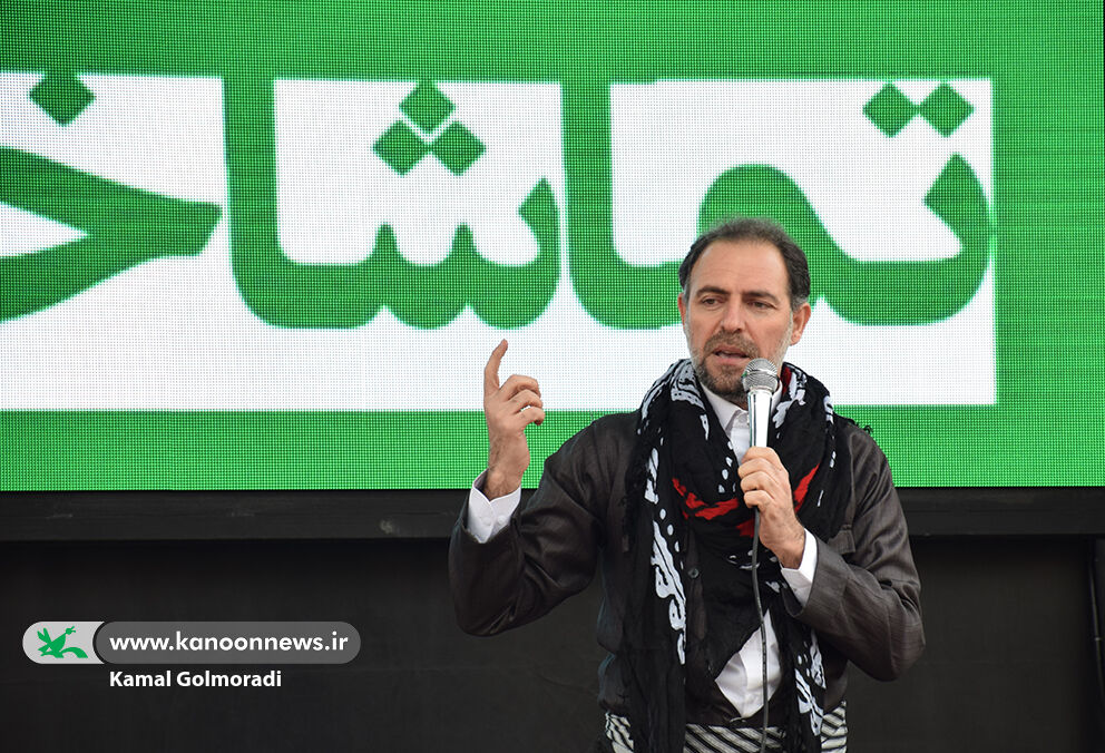 تماشاخانه سیار کانون با نمایش «هناس» میهمان کودکان لرستان شد