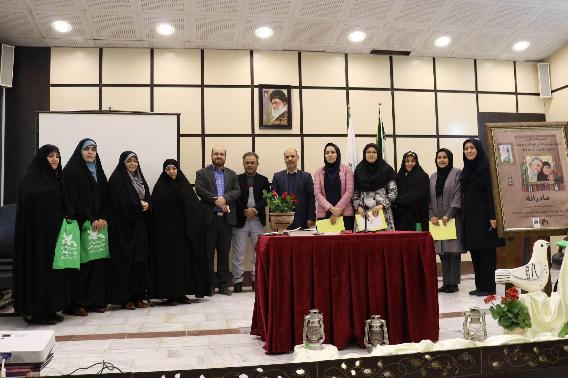نشست انجمن قصه‌گویی شاخه اراک با موضوع "مادر و سردار سلیمانی"برگزار شد