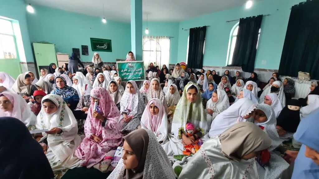 اجرای برنامه« بهشت زیر پای مادران» در کانون اسدآباد