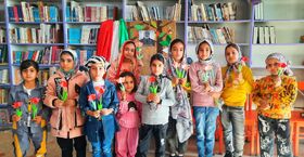 اهدای گل لاله کودکان شیرین‌سو به کودکان شهید کرمان