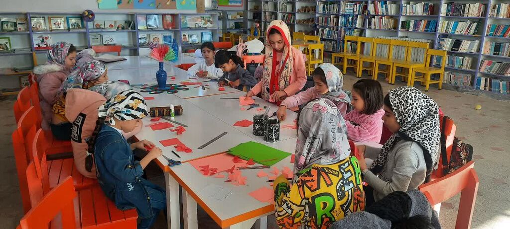 اهدای گل لاله کودکان شیرین‌سو به کودکان شهید کرمان 