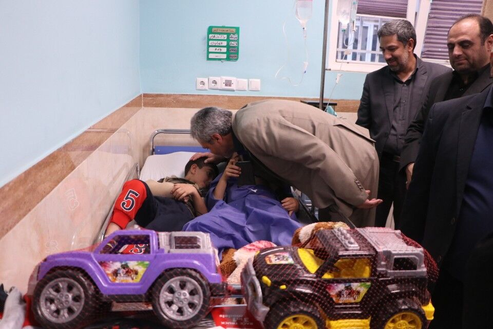 عیادت از کودکان صدمه‌دیده در حادثه گلزار شهدای کرمان