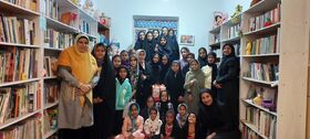 اهدا کتاب به فعالین کانون پرورش فکری در روستای دمشهر