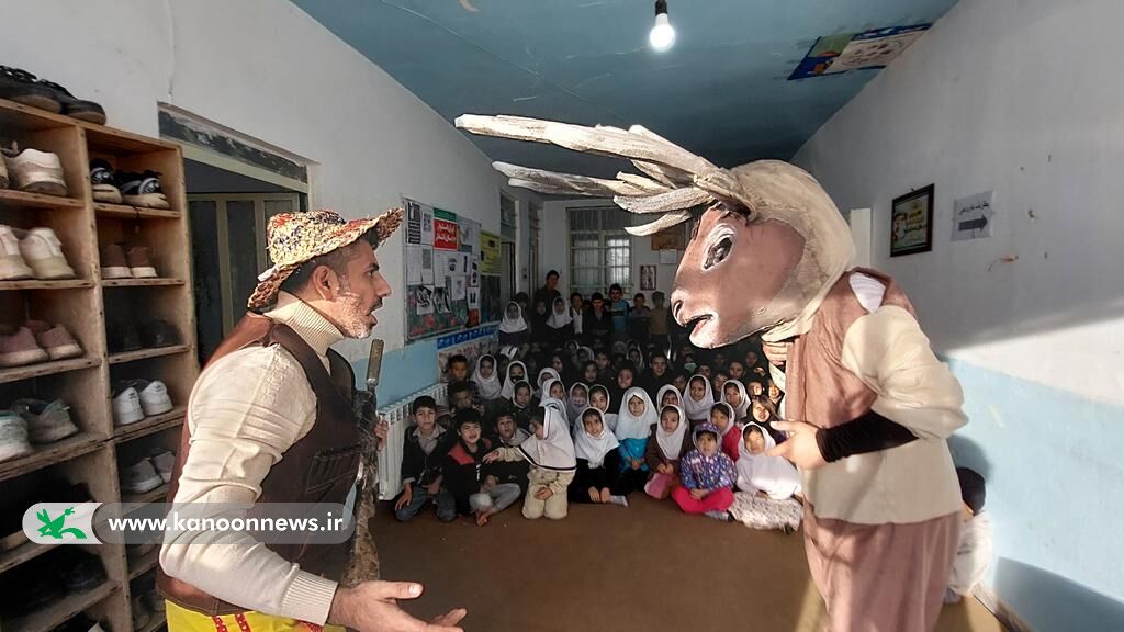 کامیونت نمایش سیار کانون گلستان در خدمت کودکان مناطق کمترتوسعه یافته