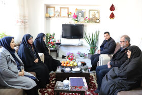 مدیر کل کانون استان آذربایجان غربی با مادر شهید بهمن یوسف زاده دیدار کرد