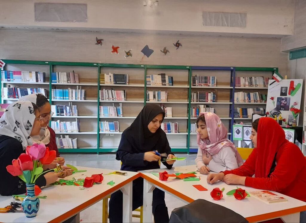 برگزاری برنامه شمع‌خانه 24 غنچه پرپرشده در مراکز فرهنگی- هنری همدان