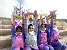 کودکان بوشهری قایق های رنگی خود را به یاد شهدای کودک و نوجوان به آب انداختند