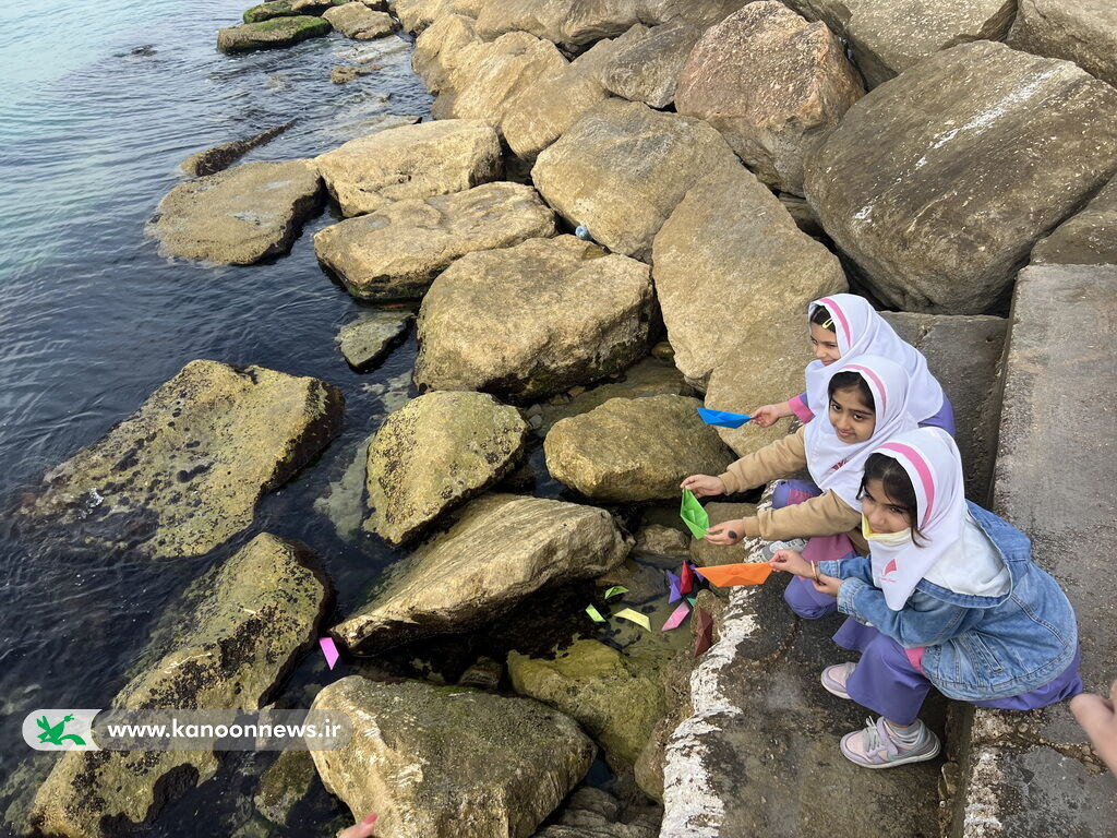 کودکان بوشهری قایق های رنگی خود را به یاد شهدای کودک و نوجوان به آب انداختند