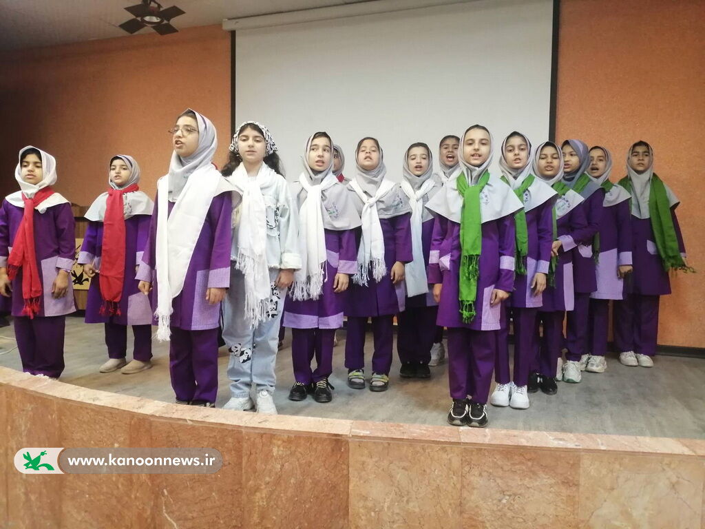 کودکان بوشهری قایق های رنگی خود را به یاد شهدای کودک و نوجوان به آب انداختند