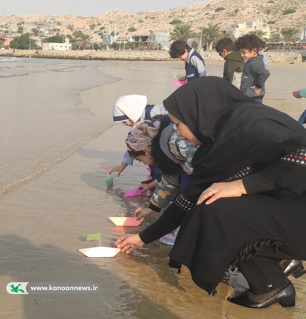 کودکان بوشهری قایق های رنگی خود را به یاد شهدای کودک و نوجوان به آب انداختند