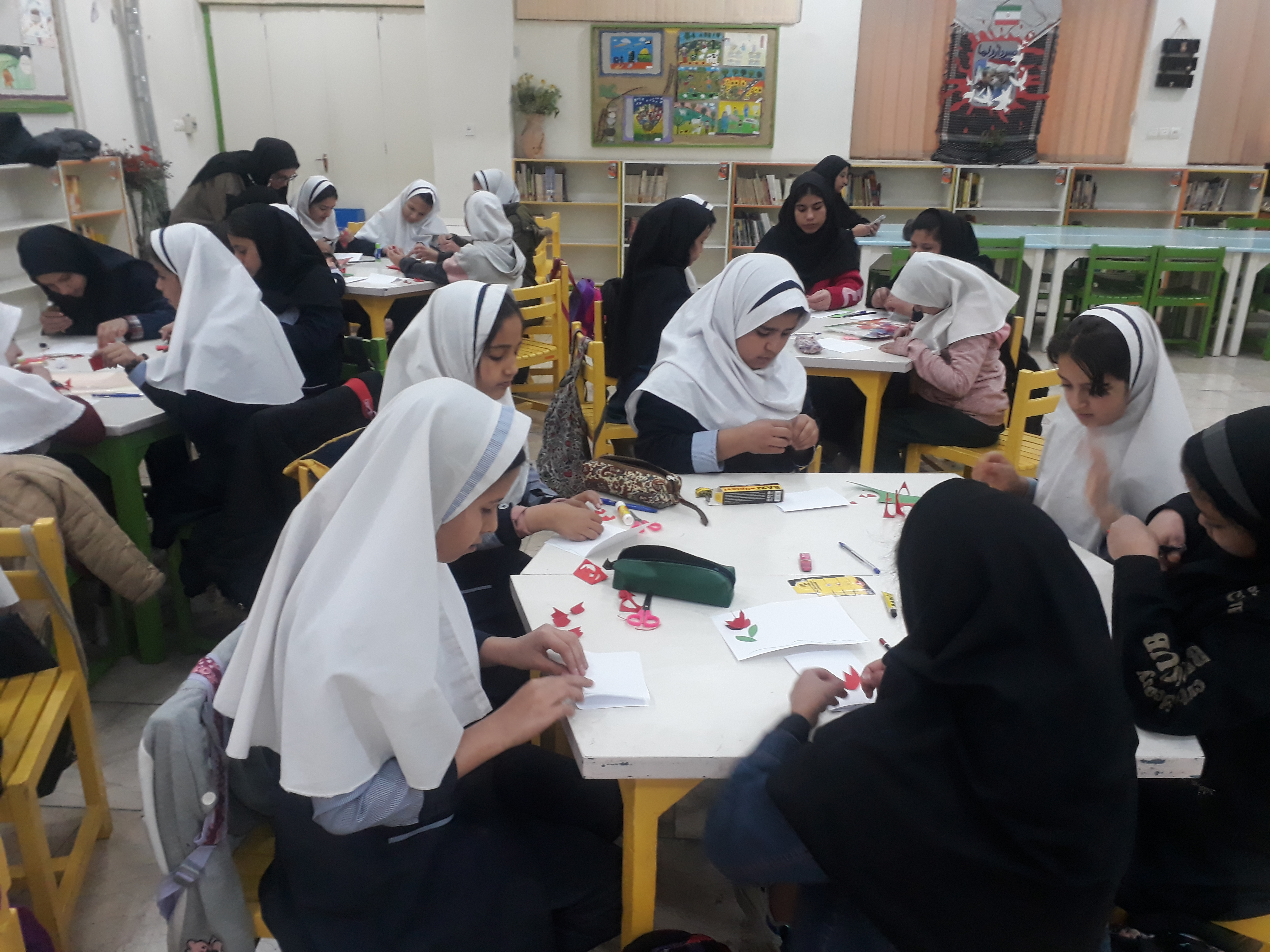 آمد از عرش خبر، دخترک گمشده ای
بین آغوش عمو قاسم خود پیداشد