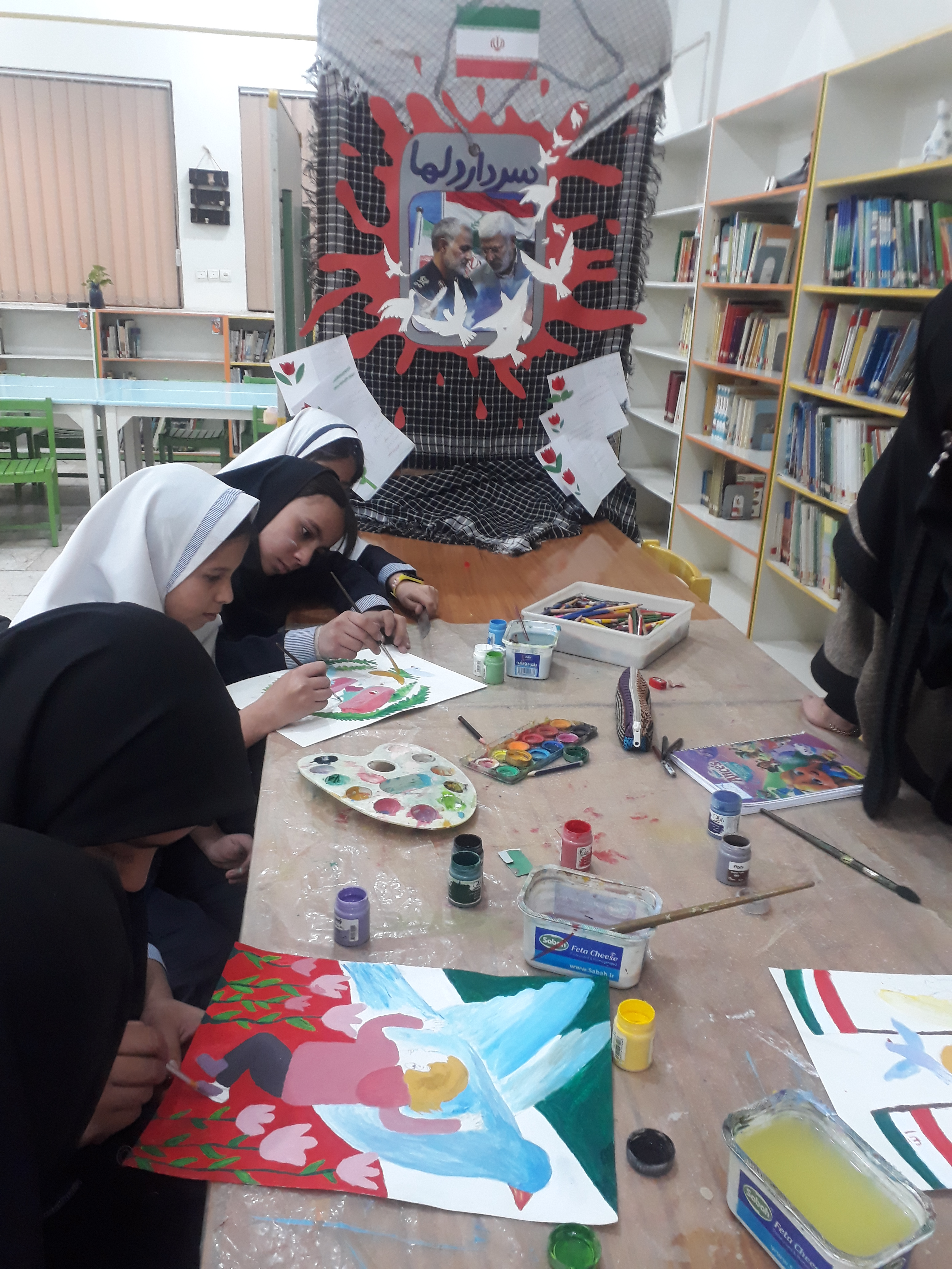 آمد از عرش خبر، دخترک گمشده ای
بین آغوش عمو قاسم خود پیداشد