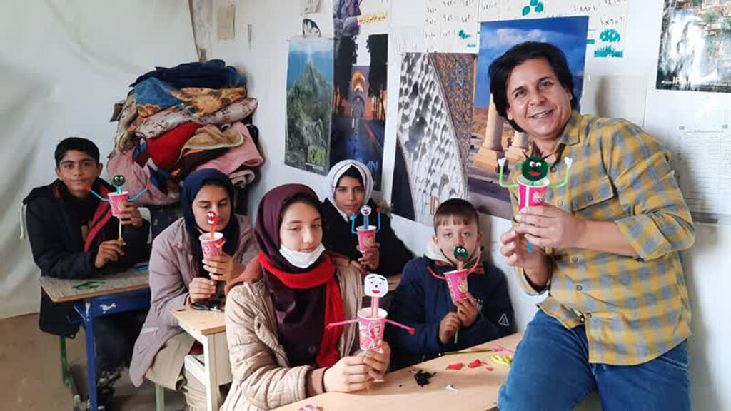 مربی سیار کانون در تنها مدرسه عشایری فامنین