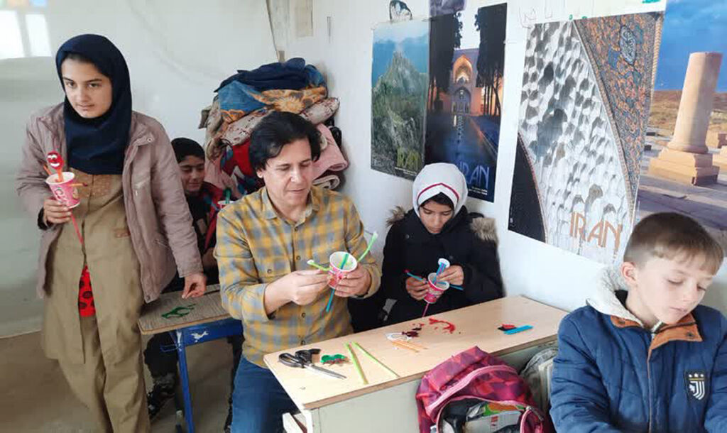 مربی سیار کانون در تنها مدرسه عشایری فامنین