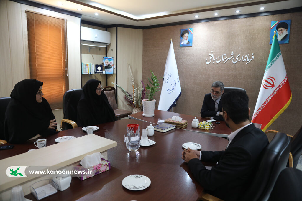 دیدار مدیرکل کانون یزد با فرزند تنها شهید یزدی حادثه تروریستی در کرمان