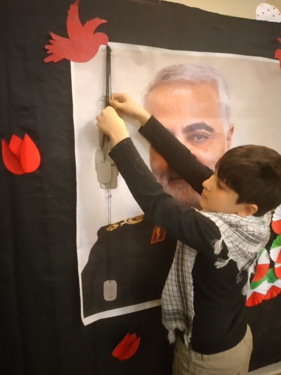 قهرمان خود را گرامی داشتند.