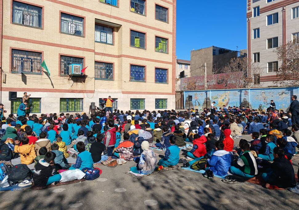 اجرای نمایش «بچه زرنگ» در مدرسهی امام صادق(ع) اسلامشهر