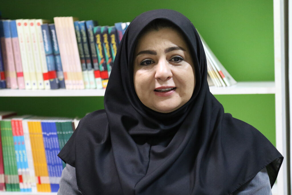 برنامه ادبی دوپنجره با حضور، مریم اسلامی، شاعر برجسته کودک و نوجوان در کانون پرورش فکری مازندران شعر، پناهگاه نوجوانان در عصر شتابزدگی و فضای مجازی است