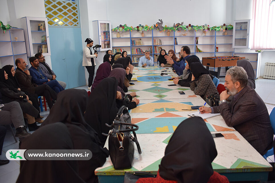 نشست هماندیشی مربیان لرستان با معاون توسعه و مدیریت منابع کانون
