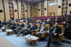 نشست شعرخوانی «بمب بادبادک نیست» با حضور شاعران برجسته حوزه پایداری برگزار شد