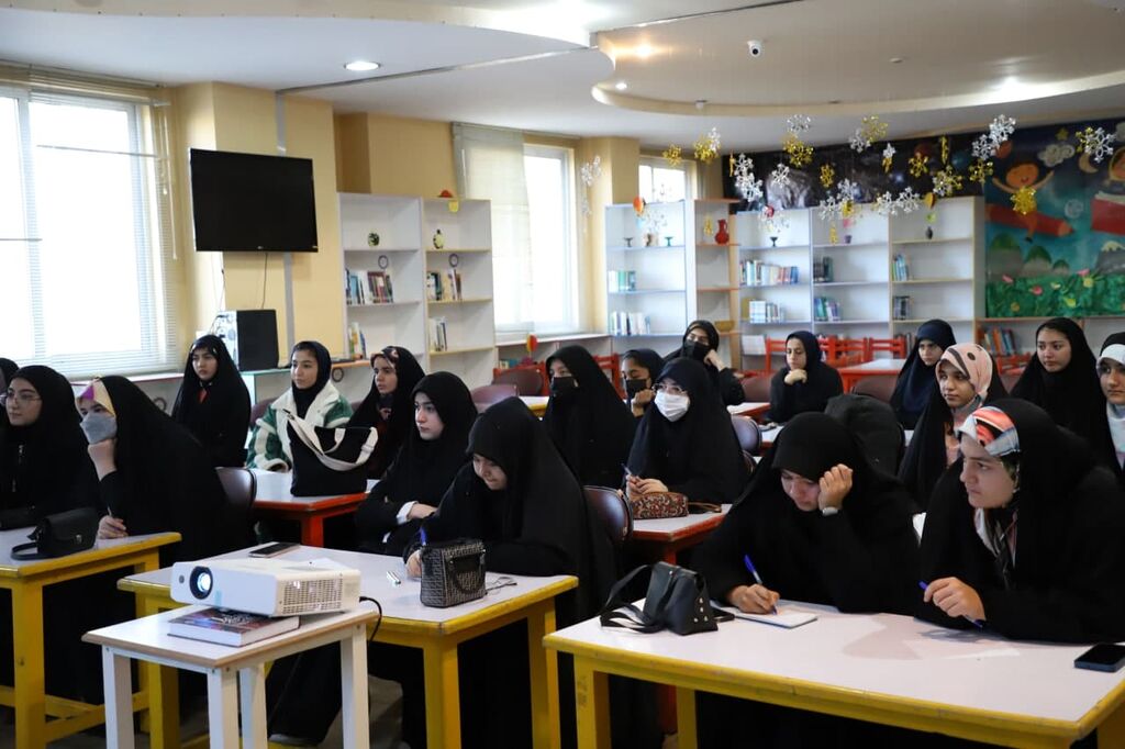کارگاه آموزشی نمایشگاه های دانش آموزی «مدرسه انقلاب» برگزار شد