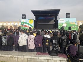 استقبال کودکان اصفهانی از تماشاخانه سیار کانون در میدان امام خمینی ( ره )
