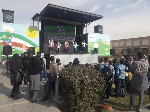 استقبال کودکان اصفهانی از تماشاخانه سیار کانون در میدان امام خمینی ( ره )