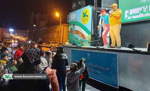 بچه زرنگ تماشاخانه سیار کانون به جمع بچه های محله تنگک بوشهر رفت