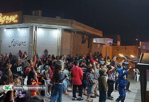 بچه زرنگ تماشاخانه سیار کانون به جمع بچه های محله تنگک بوشهر رفت