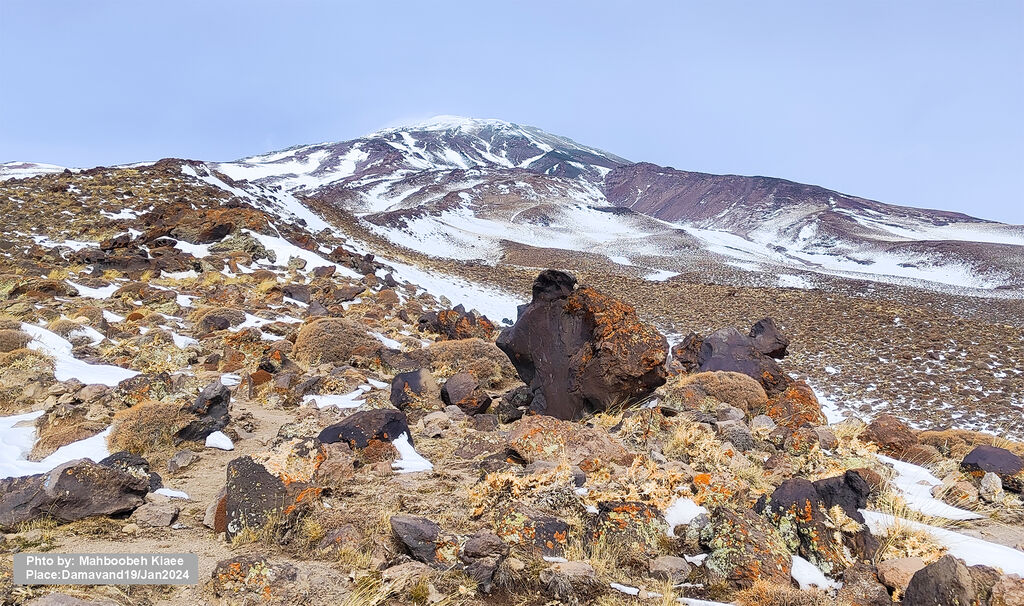 پرچم کانون پرورش فکری بر فراز قله دماوند