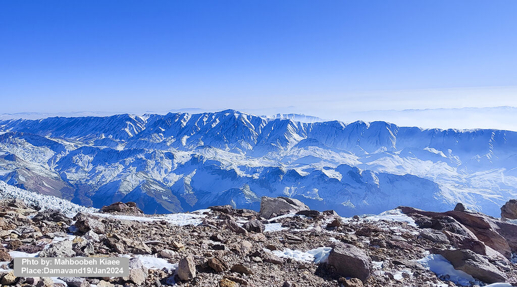 پرچم کانون پرورش فکری بر فراز قله دماوند
