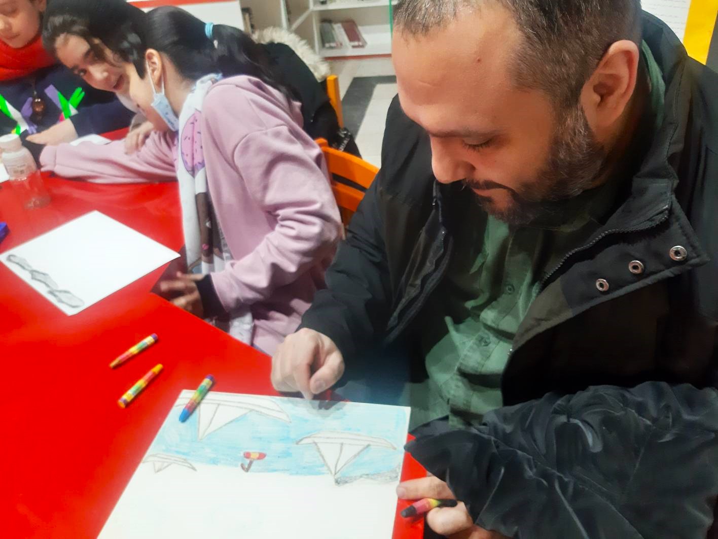 نقاشی خانوادگی در مرکز فرهنگی هنری شماره ۲۶