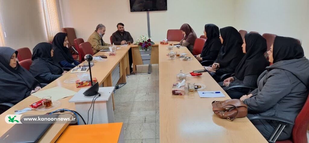 جلسه شورای فرهنگی مدیرکل کانون لرستان با مسئولان مراکزکانون خرم آباد