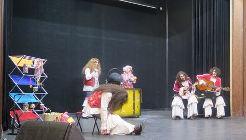 چند نما از استقبال مخاطبان از اجرای نمایش«دوره گردها» در سالن نمایش کانون استان قزوین