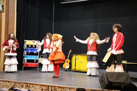چند نما از استقبال مخاطبان از اجرای نمایش«دوره گردها» در سالن نمایش کانون استان قزوین