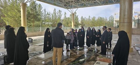 غبارروبی و عطر افشانی مزار شهدا در 12 بهمن ماه