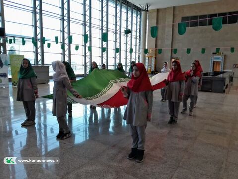هنرنمایی کودکان و نوجوانان در مراسم استقبال نمادین از ورود امام خمینی(ره)
