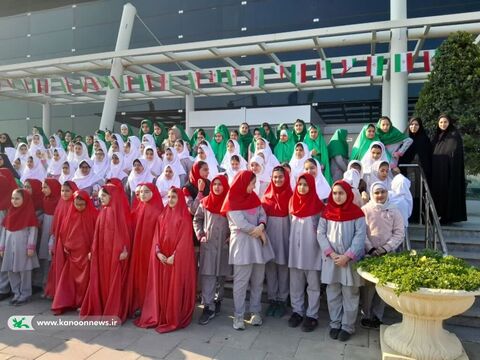 هنرنمایی کودکان و نوجوانان در مراسم استقبال نمادین از ورود امام خمینی(ره)