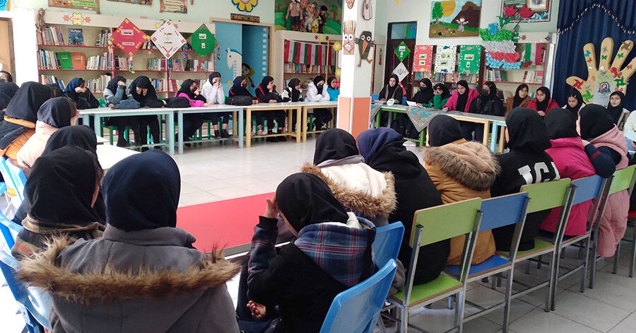 ترنم واژههای انقلاب در مراسم شعرخوانی کانون خلخال