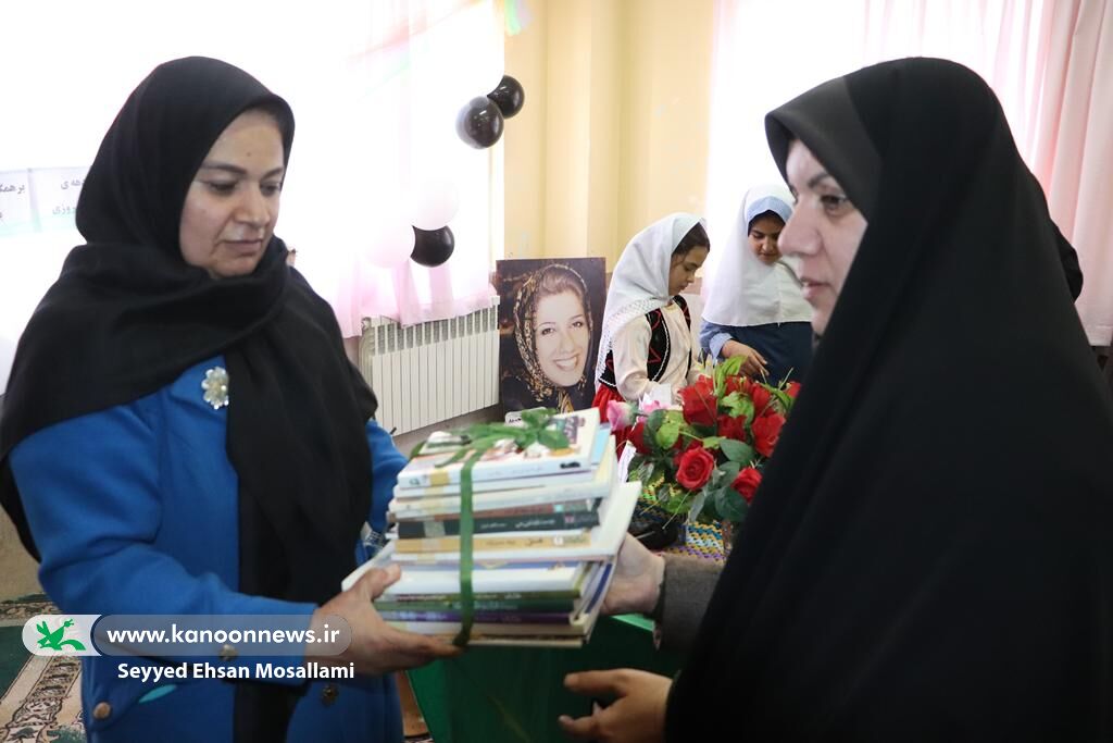 اهدای کتاب به مدرسهی روستای لیوان غربی